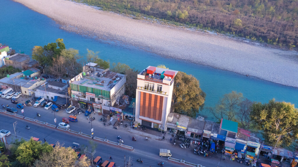 Hotel in Rishikesh near river Ganga